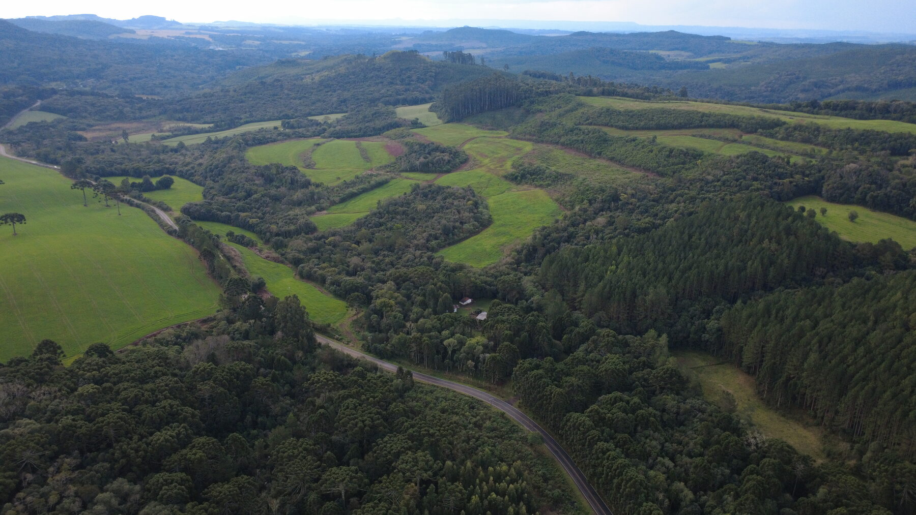 Vista aérea de propriedade rural com estrada de acesso e vegetação nativa
