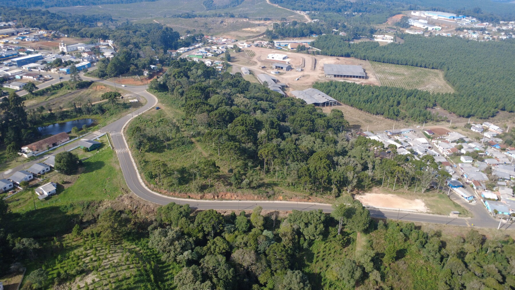 Vista aérea de área urbana fazendo divisa com remanescente de vegetação nativa